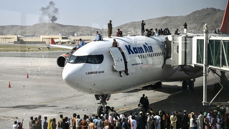 Les Afghans envahissent le tarmac pour quitter le pays