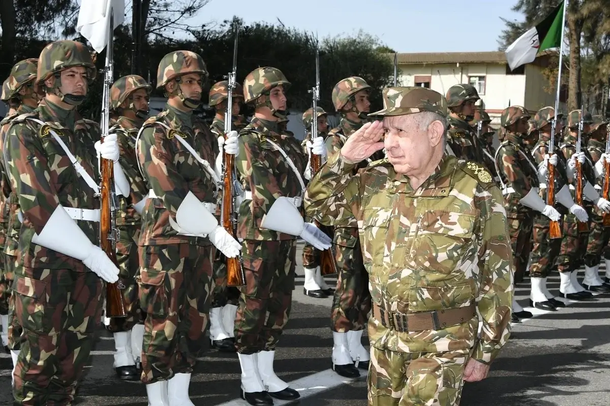 Saïd Chanegriha en visite au commandement de la garde républicaine: « Votre sens de la responsabilité est le garant de l’immunité sécuritaire »