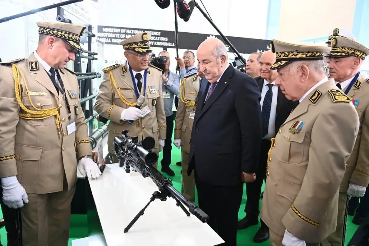 Le président Tebboune se renseigne sur les équipements militaires