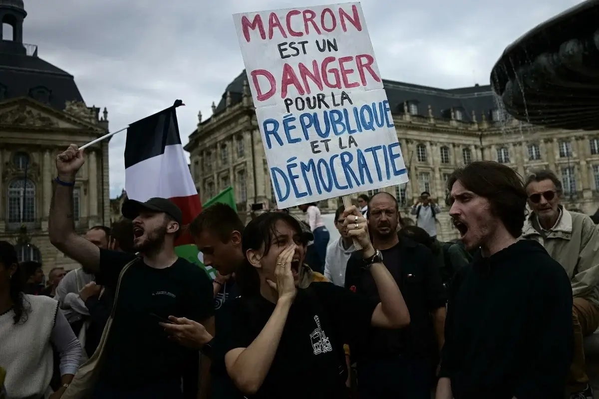 Des milliers de manifestants défilent contre Macron